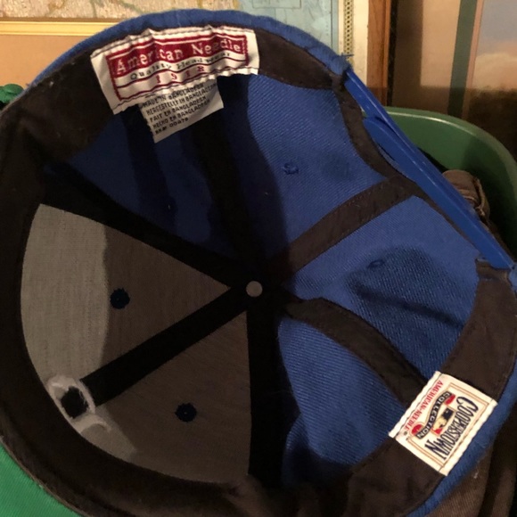 Red socks hat - Picture 2 of 2